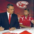 Zleva spolumajitel klubu Richard Benýšek, nová posila Jaroslav Bednář a kouč Slavie Vladimír Růžička