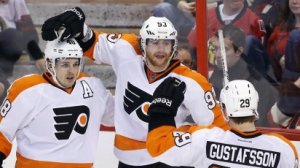 Jakub Voráček (uprostřed) má za sebou nejpovedenější sezonu v NHL