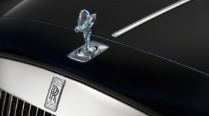 Soška Rolls-Royce se na dnešních vozech při nárazu automaticky zasune do přídě.