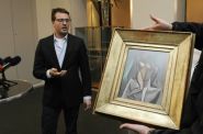 Jan Třeštík s Picassým obrazem Sedící žena Jan Třeštík s Picassým obrazem Sedící žena