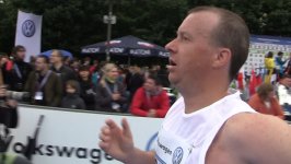 Komentátor HN Petr Honzejk v cíli pražského maratonu Komentátor HN Petr Honzejk v cíli pražského maratonu