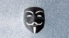 Maska Guye Fawkese spojená s hnutím Anonymous a internetovými útoky