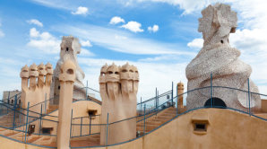Netradi�n� kom�ny na st�e�e domu Casa Mila v Barcelon�.