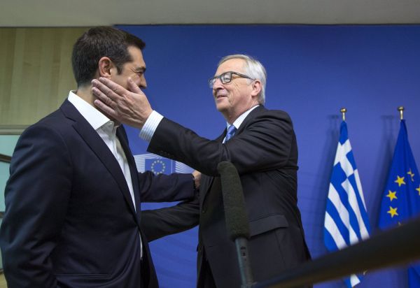 Jean-Claude Juncker a Alexis Tsipras na mimoádném summitu eurozóny v Bruselu.