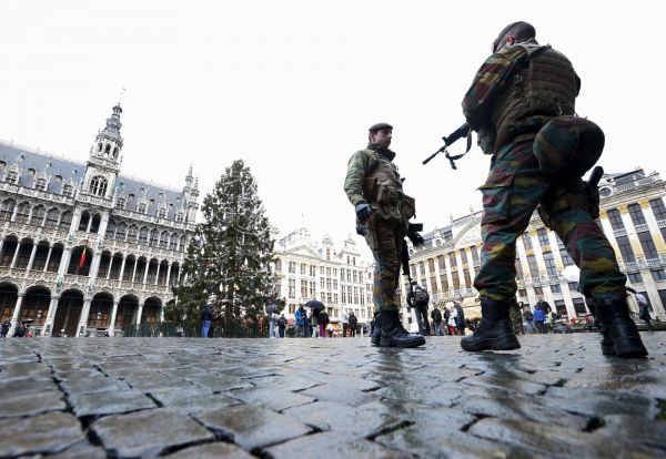 Belgiètí vojáci hlídkují v centru Bruselu na námìstí Grand Palace.