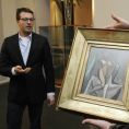 Jan Třeštík s Picassým obrazem Sedící žena Jan Třeštík s Picassým obrazem Sedící žena
