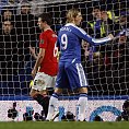 Fernando Torres z Chelsea se raduje z g�lu proti Manchesteru United.