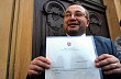 Ministr školství Josef Dobeš (VV) ukazuje novinářům svou demisi, kterou 23. března na Úřadě vlády v Praze předal premiéru Petru Nečasovi (ODS). Ve funkci skončí na konci března, oficiálním důvodem je Josef Dobeš