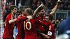 Radost fotbalistů Bayernu Mnichov po vítězném gólu Maria Gomeze v prvním semifinále Ligy mistrů proti Realu Madrid. Fotbalisté Bayernu se radují z gólu