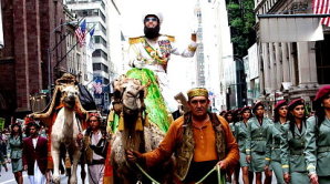 Sacha Baron Cohen jako Dikt�tor proj�d� ulicemi New Yorku.