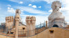 Netradiční komíny na střeše domu Casa Mila v Barceloně. Netradiční komíny na střeše domu Casa Mila v Barceloně.