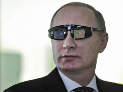 Ruský prezident Vladimir Putin navštívil Petrohradskou univerzitu a vyzkoušel si speciální brýle.