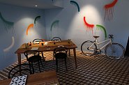 Bistro Kid� v pra�sk� letensk� ulici nab�z� ka�d� den jednu pol�vku a n�kolik sendvi�� a dezert�.