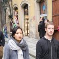 Mark Zuckerberg u Karlova mostu v Praze