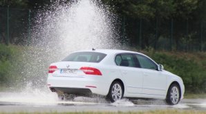 Škoda Superb s pohonem všech kol při testech na kluzné ploše