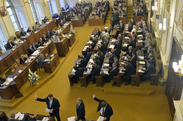 Poslanci pøi hlasování Poslanecké snìmovny o služebním zákonu.