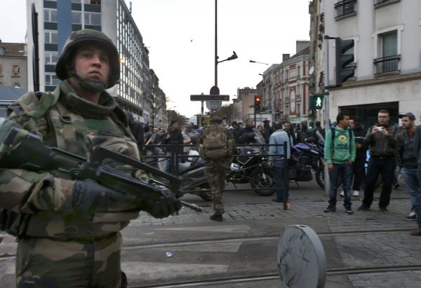 Francouzský policista hlídá místo útoku v Saint-Denis v centru Paíe