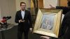 Jan Třeštík s Picassým obrazem Sedící žena Jan Třeštík s Picassým obrazem Sedící žena