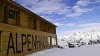 Pouh�ch p�r minut od stanic Silvretta a Fimbabahn v Ischglu se nach�z� restaurace Alpenhaus, jej� interi�r kombinuje hlavn� d�evo a sklo.