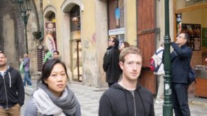 Mark Zuckerberg u Karlova mostu v Praze