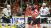 Brandon Saad (20) a Bryan Bickell slav� g�l do s�t� Los Angeles
