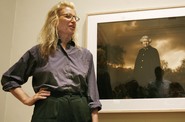 Fotografka Annie Leibovitzová pózuje před svým snímkem britské královny Alžběty II. Fotografka Annie Leibovitzová pózuje před svým snímkem britské královny Alžběty II.