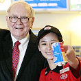Miliardář Warren Buffett při návštěvě pobočky svého řetězce Dairy Queen v Pekingu