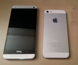 Porovnání designu HTC One a iPhonu 5