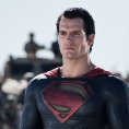Mu� z oceli pozval na pl�tno svoje kolegy z vesm�ru DC Comics