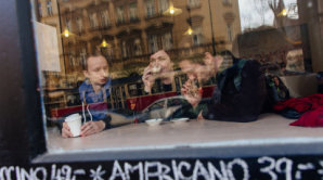 Gastronomický publicista Martin Kuciel z portálu Scuk.cz, recenzentka restaurací HN Julie Kalodová a autor projektů PiccoloNeexistuje.cz a Pražírny.eu Vladimír Sojka obešli 10 pražských kaváren.