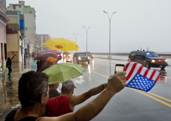Kub&aacute;nci v&iacute;taj&iacute; 20. b�ezna na havansk&eacute;m Maleconu kolonu s americk&yacute;m prezidentem Barackem Obamou.