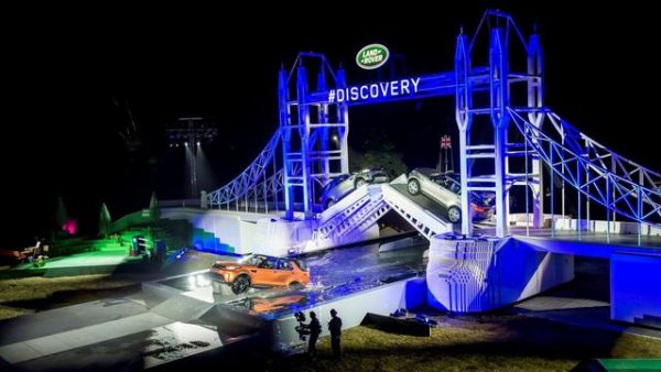 Plastov&yacute; Tower Bridge ale neslou�il jen jako dekorace na pozad&iacute;. B�hem dramatick&eacute;ho p�edstaven&iacute; novinky, kter&eacute; zahrnovalo i p�&iacute;let helikopt&eacute;ry, se p�es n�j projelo n�kolik Land Rover� Discovery.