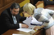 Jednání ve sněmovně. Ministr vnitra Radek John a poslankyně Kristýna Kočí 