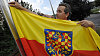 Starosta Velk�ch Pavlovic vyv�uje vlajku u��vanou moravistick�m hnut�m.