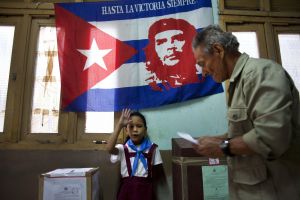 Kuba vol. Mstn odevzdv hlas v jedn z havanskch volebnch mstnost