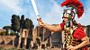 Muži převlečení za gladiátory a za římské vojáky postávají před památkami Říma a fotí se s turisty. Muži převlečení za gladiátory a za římské vojáky postávají před památkami Říma a fotí se s turisty.