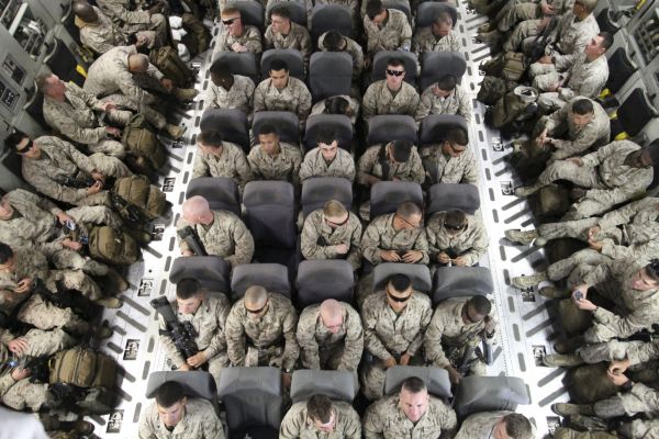 Amerit vojci ped odletem do Afghnistnu