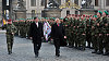 Slavnostní přísaha vojáků Armády České republiky 28. října na Hradčanském náměstí v Praze se zúčastnil prezident republiky Václav Klaus (vpravo) a ministr obrany Alexandr Vodra (vlevo). Slavnostní přísaha vojáků Armády České republiky