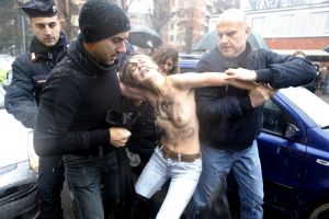 Italsk policie odvd jednu z aktivistek z hnut Femen