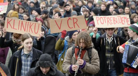 Shromádní a solidární pochod za zachování centra Klinika v Jeseniov ulici v Praze se konal 27. února. Úad pro zastupování státu ve vcech majetkových (ÚZSVM) odmítl centru prodlouit smlouvu a dm