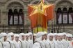 P�ehl�dka historick�ch uniforem a vybaven� na Rud�m n�m�st�.