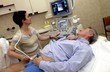 Lékařka vyšetřuje pacienta Lékařka vyšetřuje pacienta