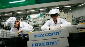 Uvnit� ��nsk� tov�rny Foxconn. Ilustra�n� foto