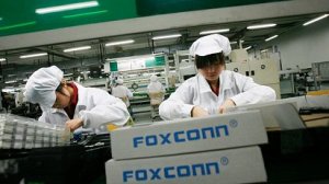 Uvnit� ��nsk� tov�rny Foxconn. Ilustra�n� foto