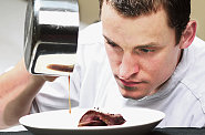 Tomáš Regner dokončuje přípravu pečené hovězí roštěné. Dvaatřicetiletý šéfkuchař pochází z Kroměříže, prosadil se hlavně v zemích Blízkého východu.