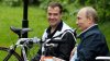 Dmitrij Medveděv a Vladimir Putin na kolech (červen 2011)