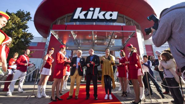 Slavnostn&iacute;ho otev�en&iacute; rekonstruovan&eacute; prodejny v �eslic&iacute;ch se &uacute;�astnil i majitel cel&eacute; zna�ky Kika N�mec Bruno Steinhoff (na �erven&eacute;m koberci prvn&iacute; zleva)