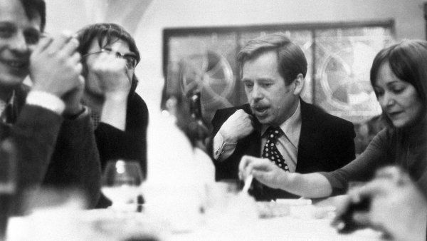 Lid&eacute; �&iacute;kaj&iacute; to, co se chce, ani� by tomu v��ili. V&aacute;clav Havel (sn&iacute;mek z druh&eacute; p�li 70. let) nejprve tento princip vysv�tlil v dopise z roku 1975 Gust&aacute;vu Hus&aacute;kovi.