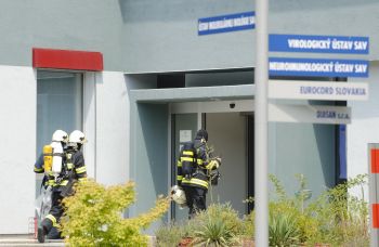 Hasenie požiaru budovy Slovenskej akadémie vied. Snímka: TASR/Halász Hasenie požiaru budovy Slovenskej akadémie vied. Snímka: TASR/Halász