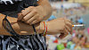 Ilustra�n� foto - �ena dr�� cigaretu